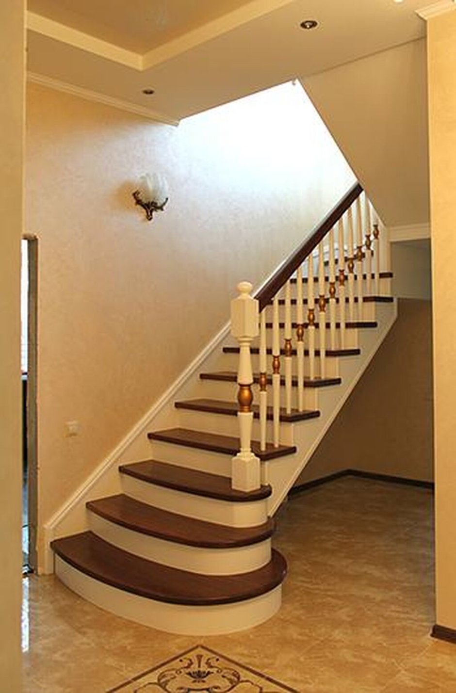 Г-образная лестница с забежными ступенями