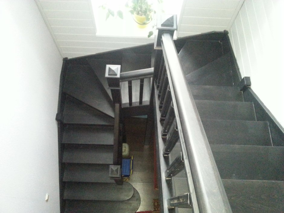 Лестница с забежными ступенями на 180 на второй этаж из металла