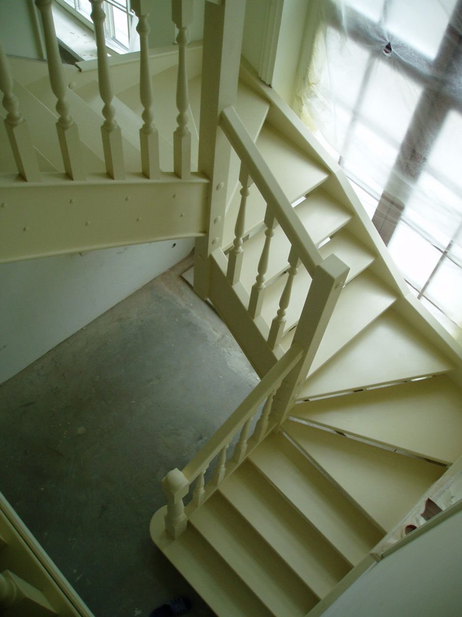 Лестница на второй этаж на даче с забежными ступенями