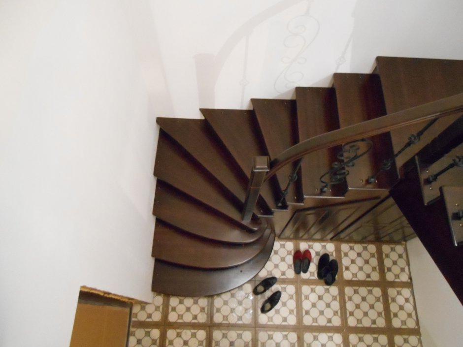 Деревянная лестница 180 градусов на второй этаж с забежными ступенями