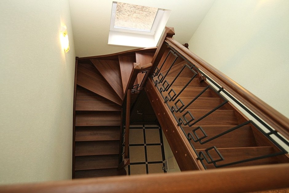 Лестница с забежными ступенями на 180 на второй этаж