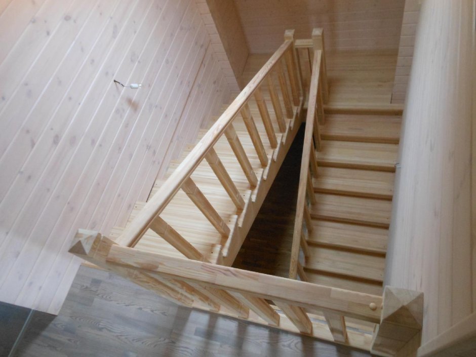 Деревянная лестница на тетивах с забежными ступенями