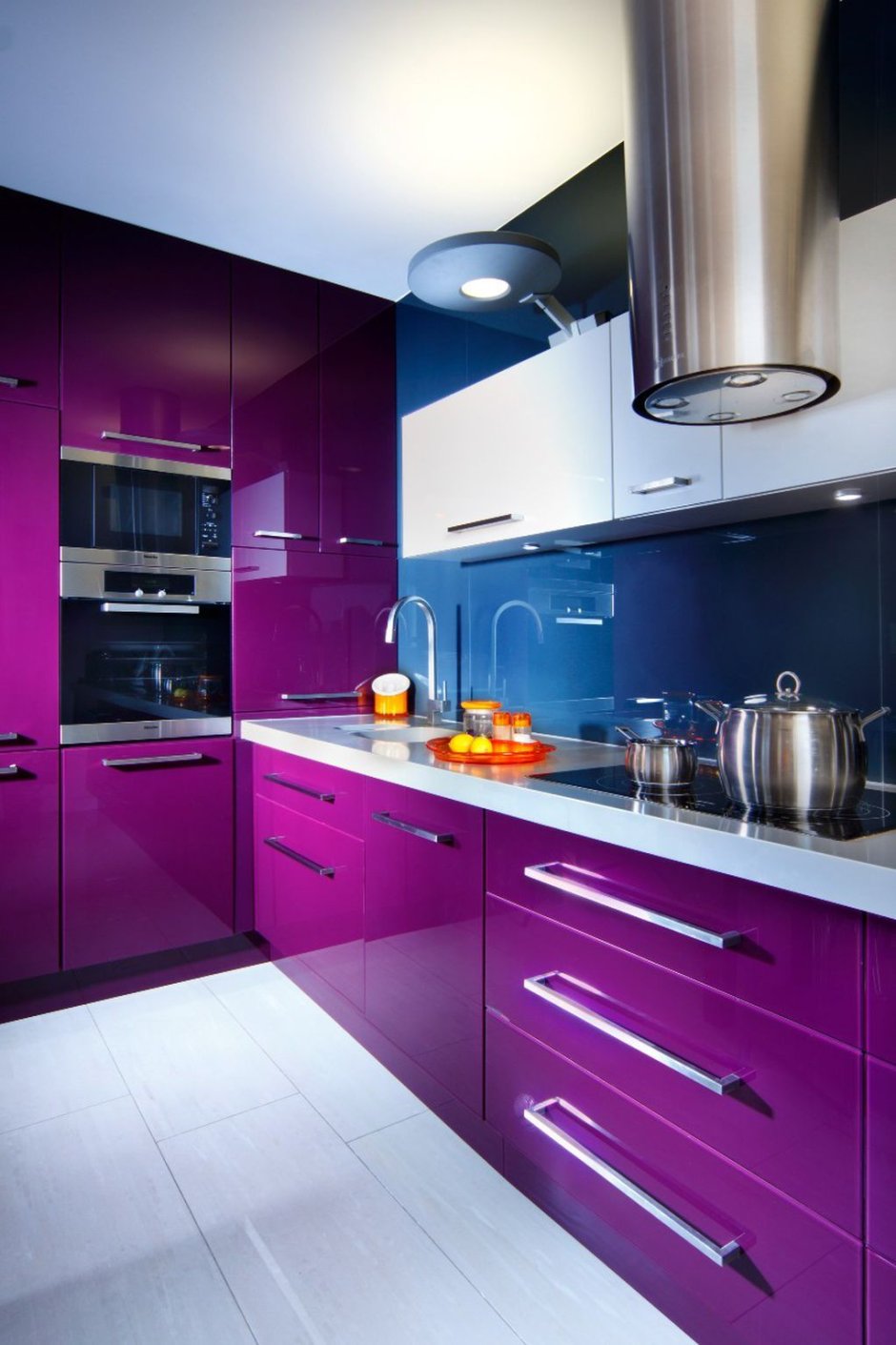 Кухня-гостиная в фиолетовом цвете