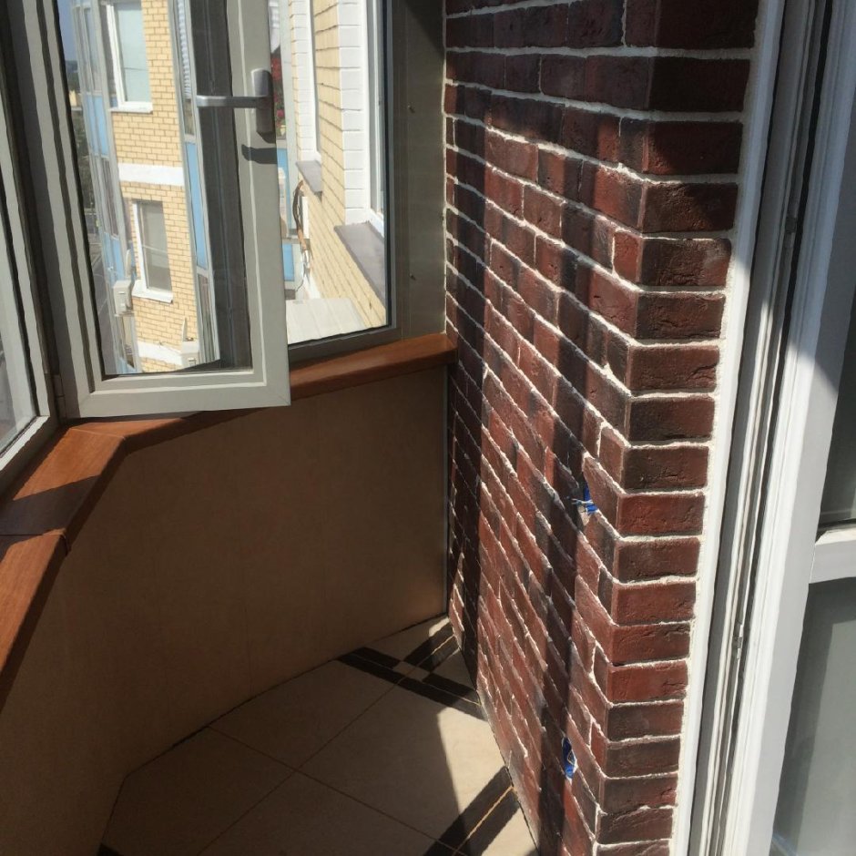 Декоративный кирпич для внутренней отделки балкона