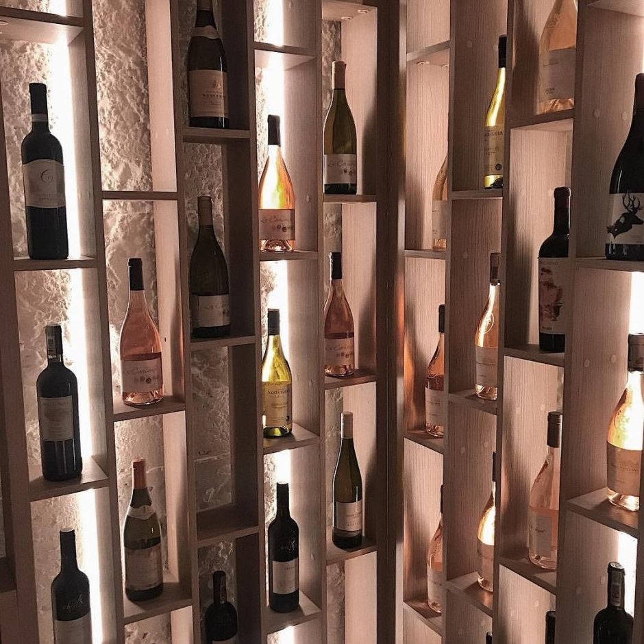 Стена с бутылками из вина