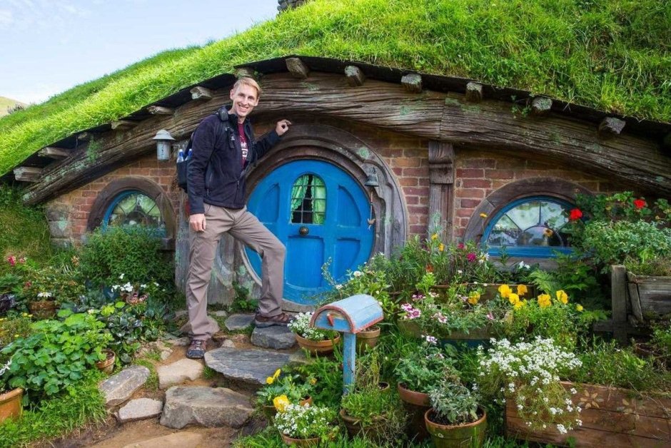 «The Hobbit House» («дом хоббитов»)