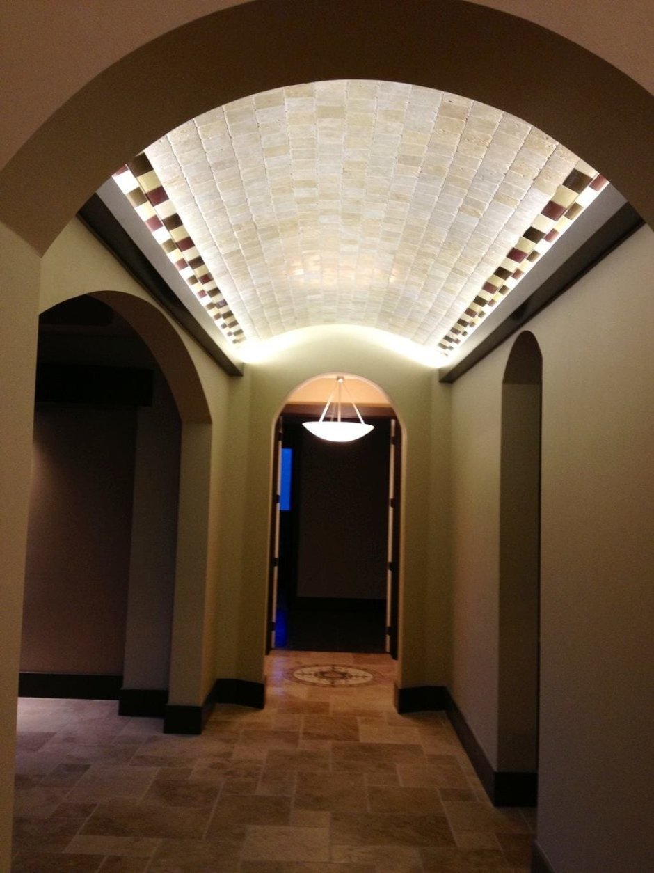 Арочный потолок в коридоре