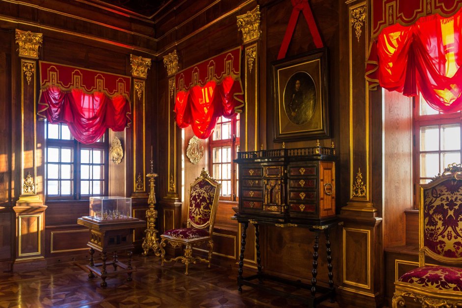 Меншиковский дворец Ореховая комната