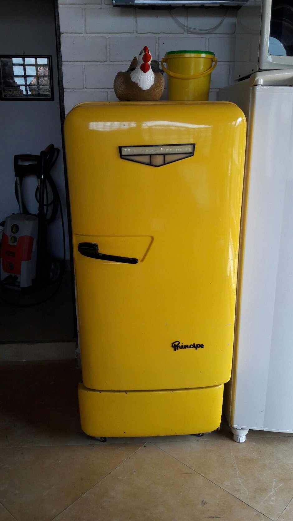 Холодильник смег7 желтый