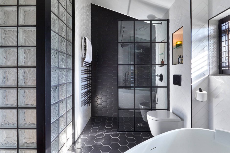 Ванная комната с душевой со стеклоблоками