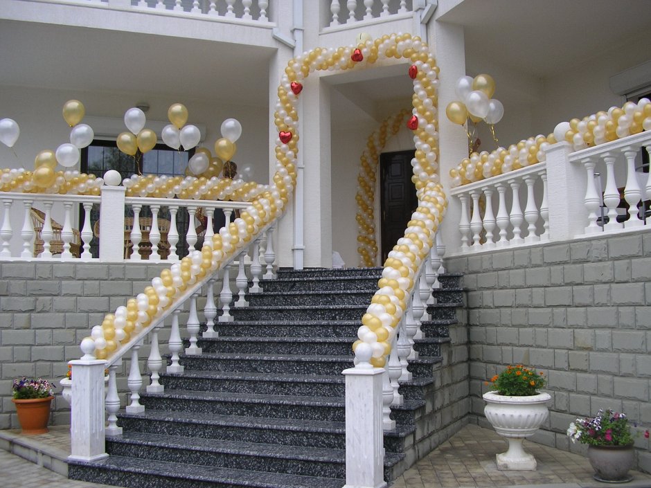 Украшение лестницы шарами на свадьбу
