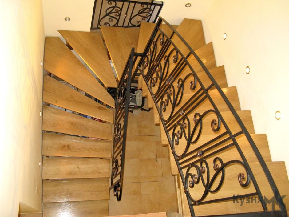 Кованная лестница с забежными ступенями
