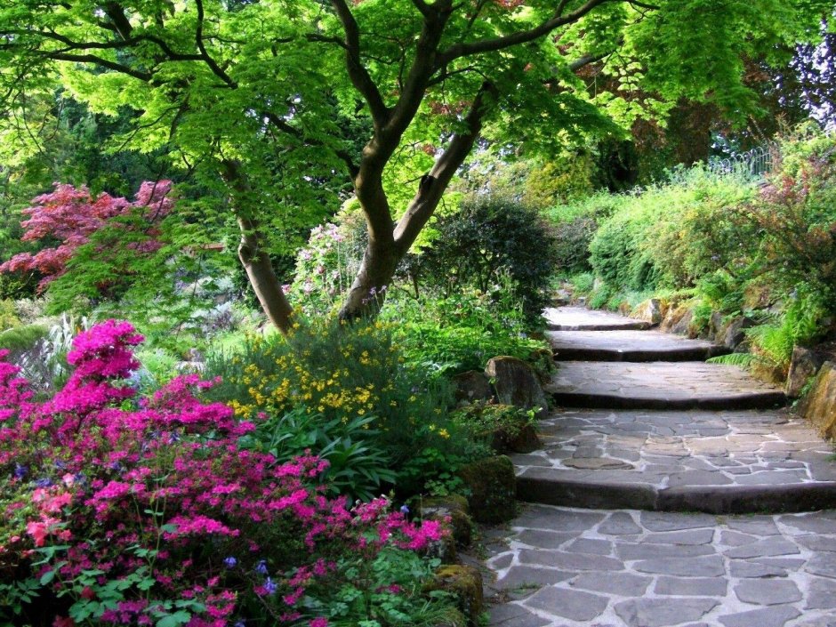 Каменные лестницы в саду