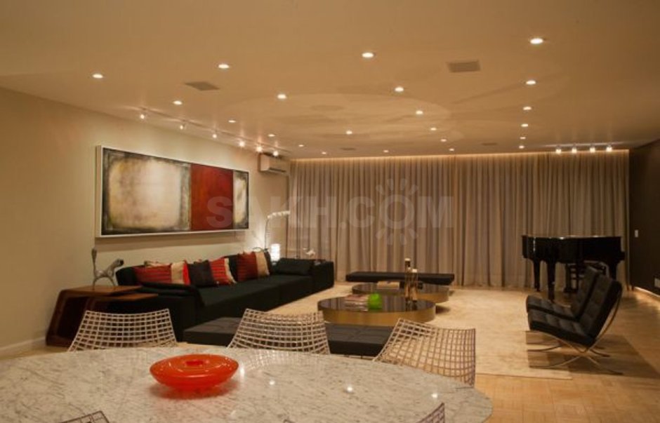 Точечное освещение в гостиной