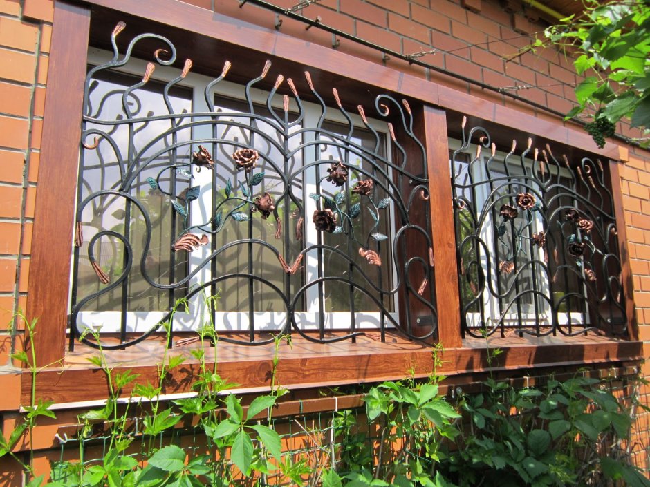 Кованые решетки на застекленный балкон