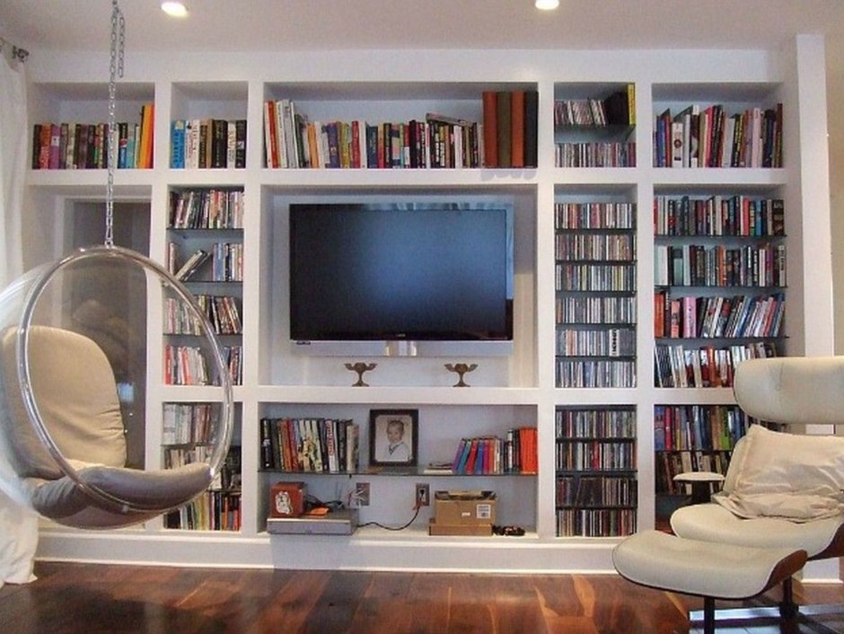 Книжный стеллаж во всю стену