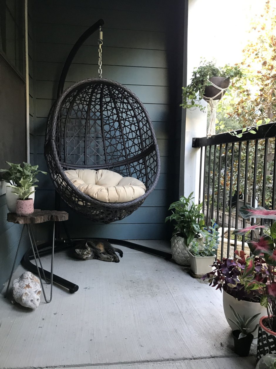 Кресло кокон на балконе