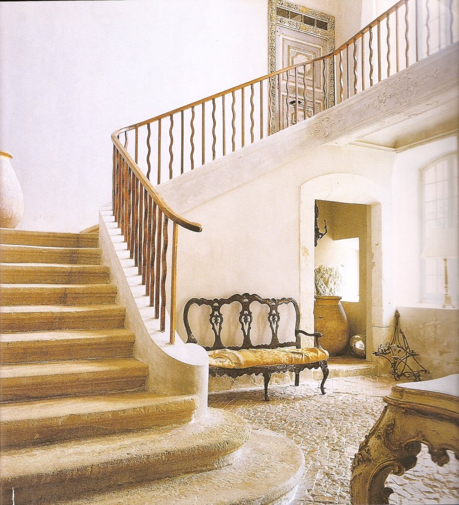 Отделка холла с лестницей
