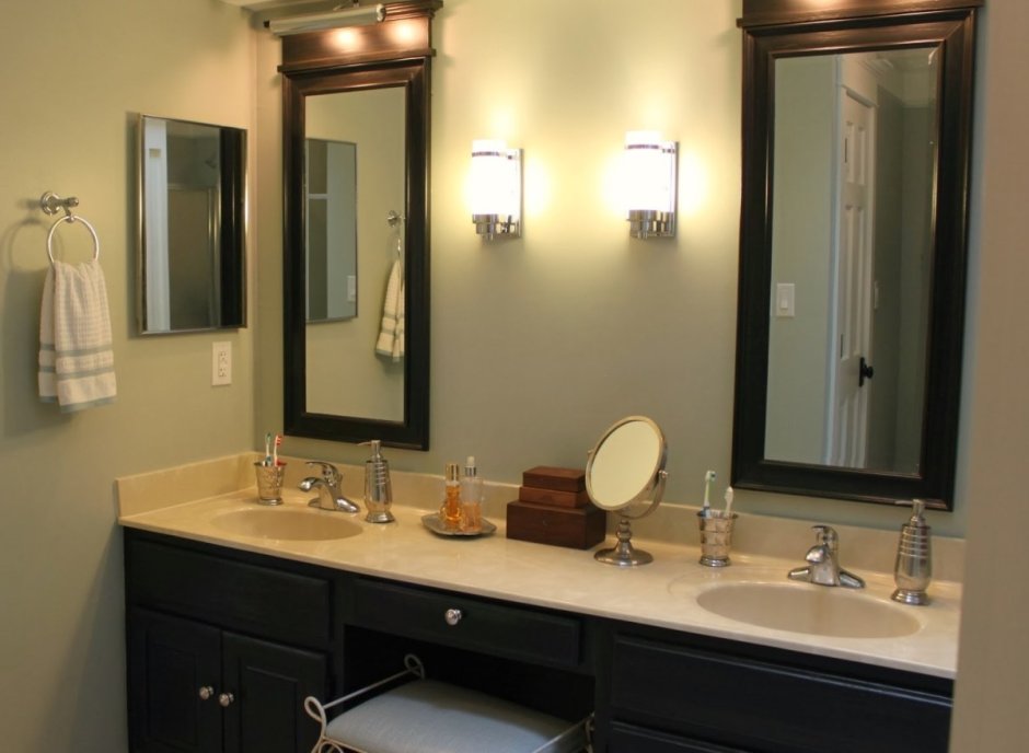 Зеркало над столешницей в ванной