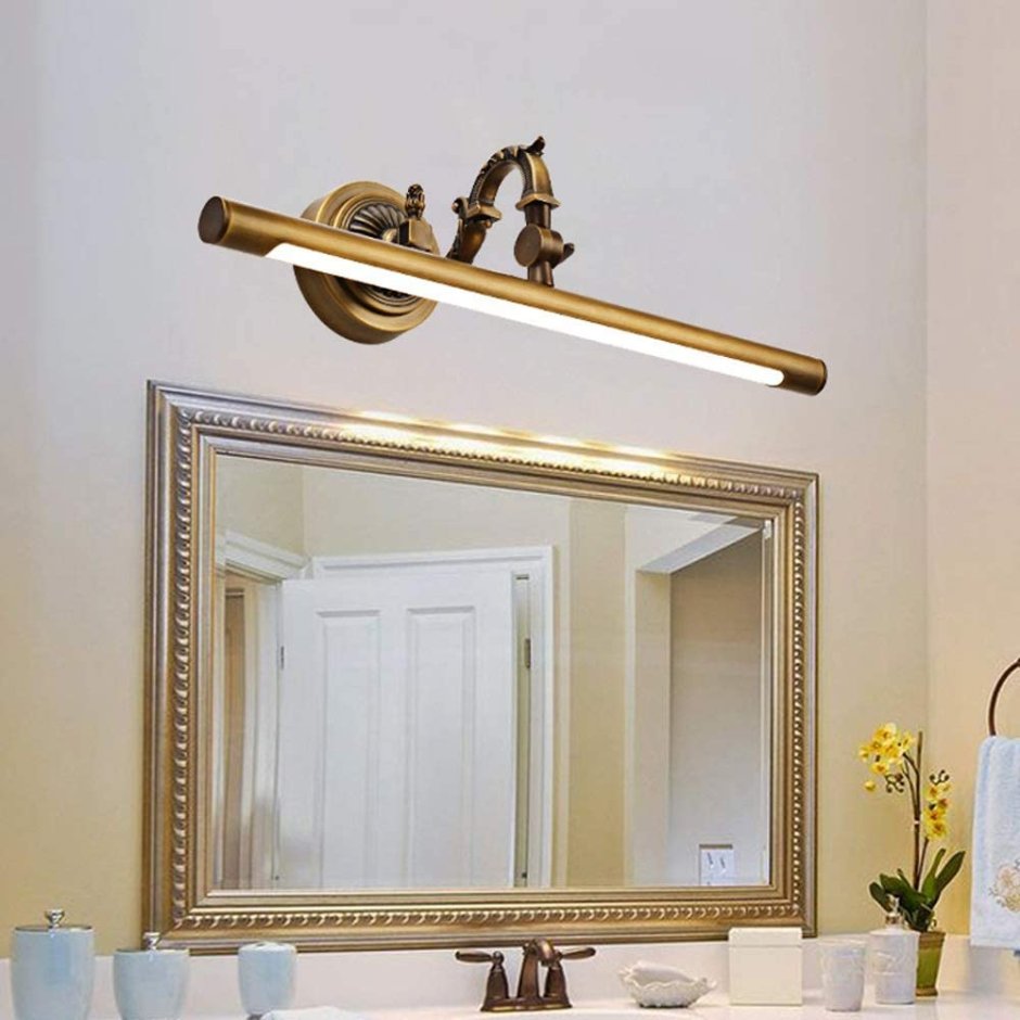 Светильник над зеркалом в ванной