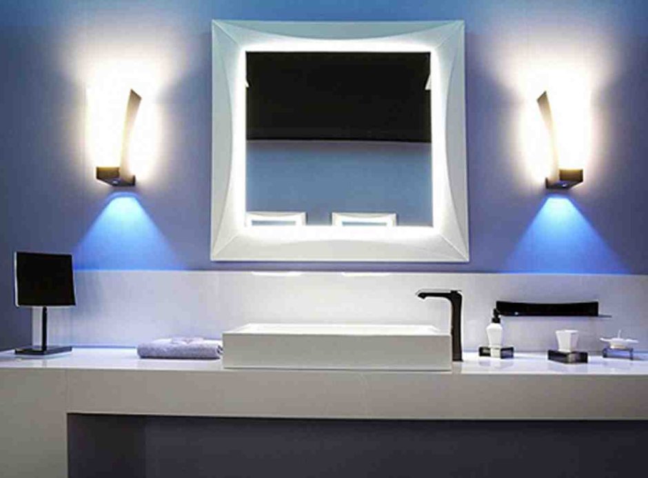 Светильники возле зеркала в ванной комнате