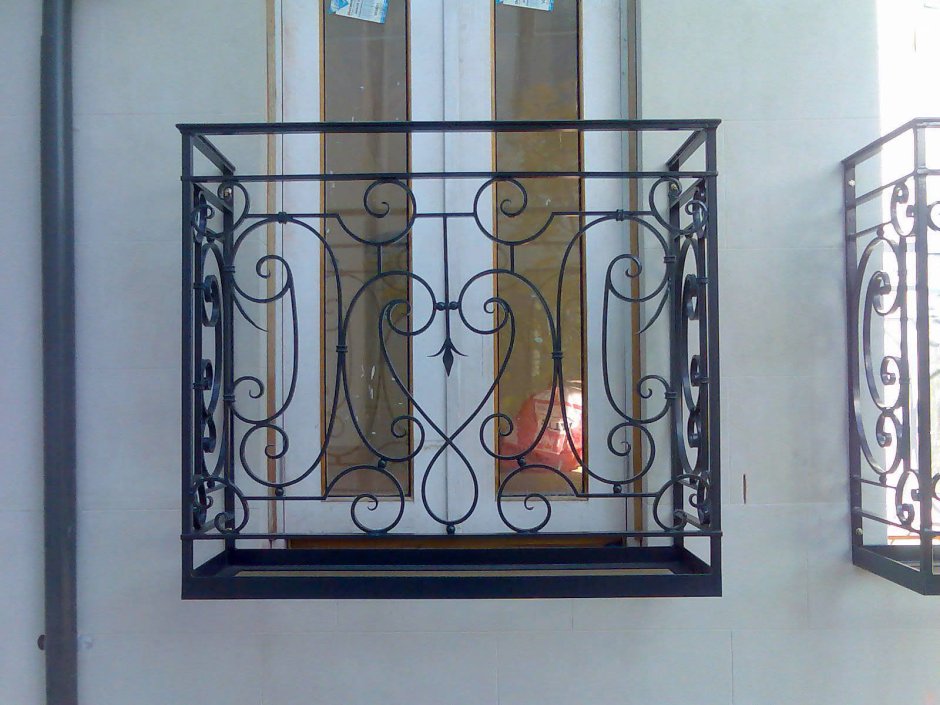Французский балкон с корзиной для кондиционера