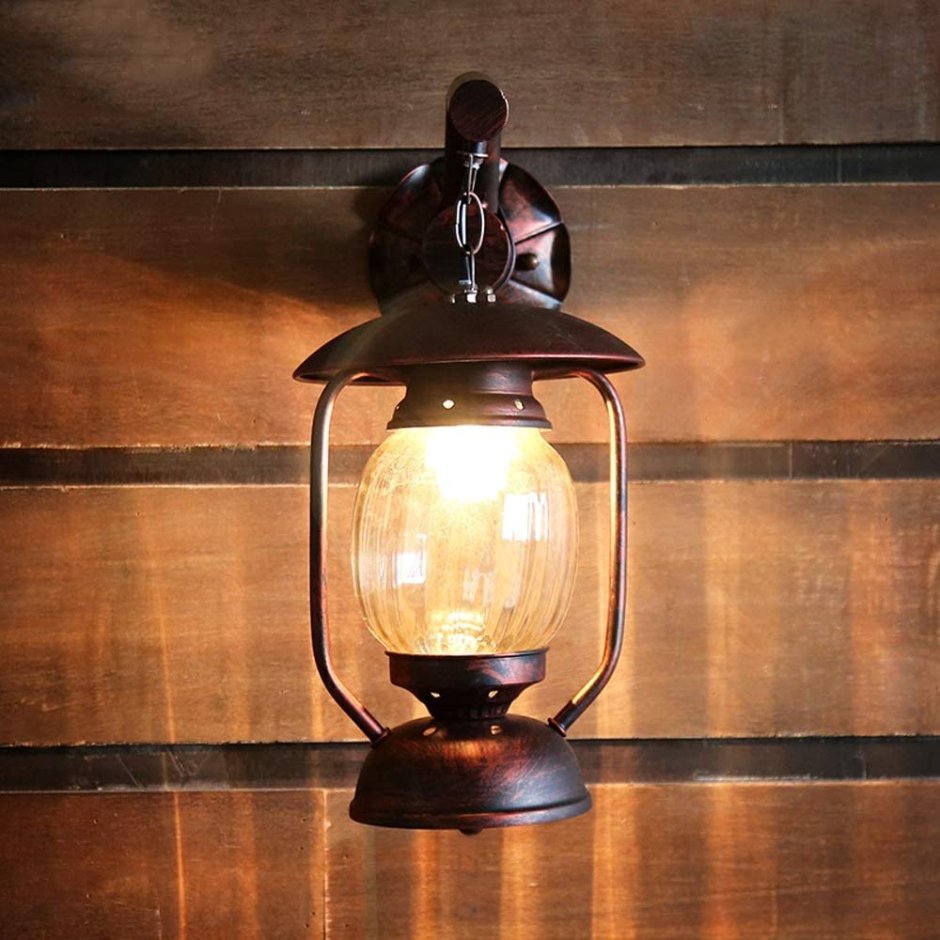 Керосиновая лампа на стене