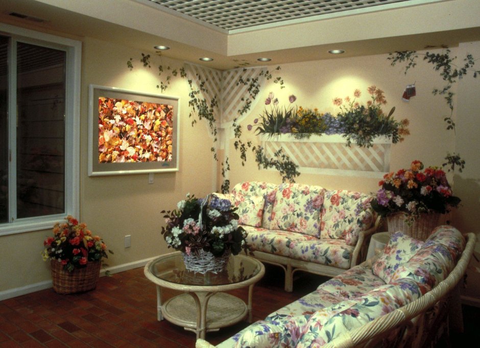 Искусственные цветы на стене в гостиной