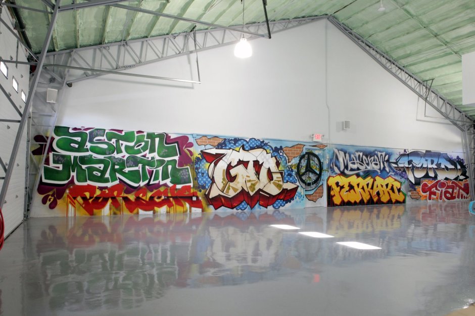 Граффити внутри гаража