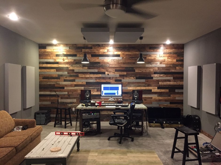 Музыкальная студия с деревянной стеной
