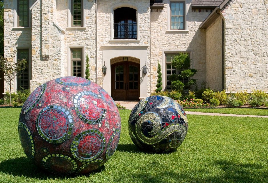Каменные шары в ландшафте сада