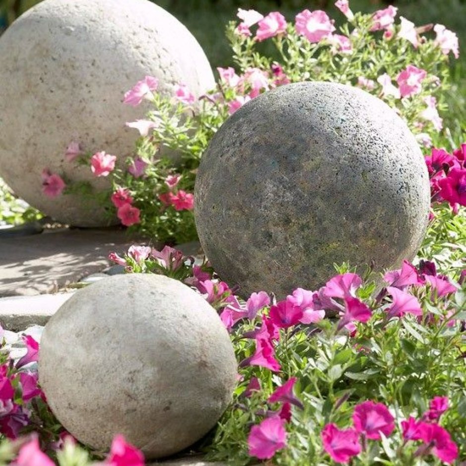 Декор каменные шары в саду
