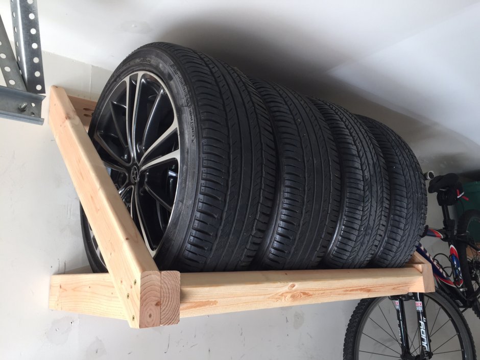 Хранение колес в гараже для экономии места