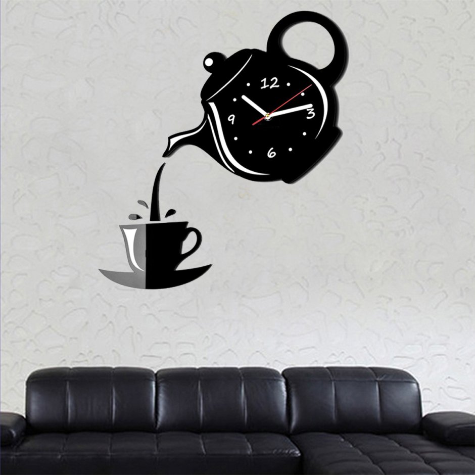 Черные часы на кухне на стене