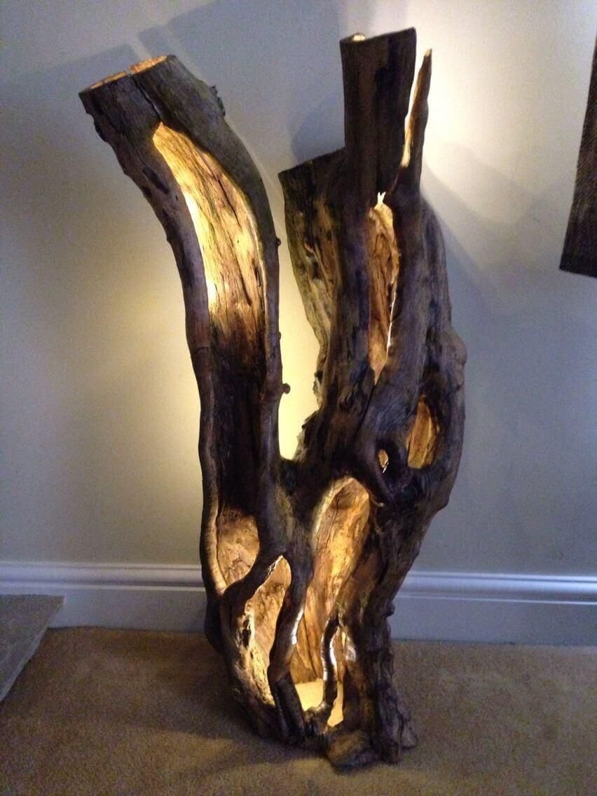 Необычная настольная лампа из дерева