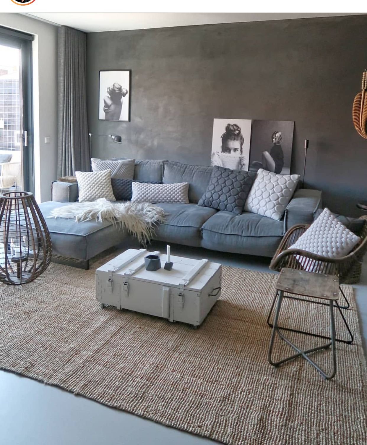 Интерьер серый диван фото. Диван серый. Серый диван в гостиной. Серый диван в интерьере. Светло серый диван.