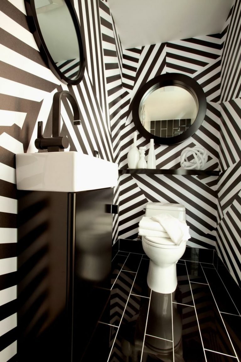 Интерьер туалета в черно-белом цвете