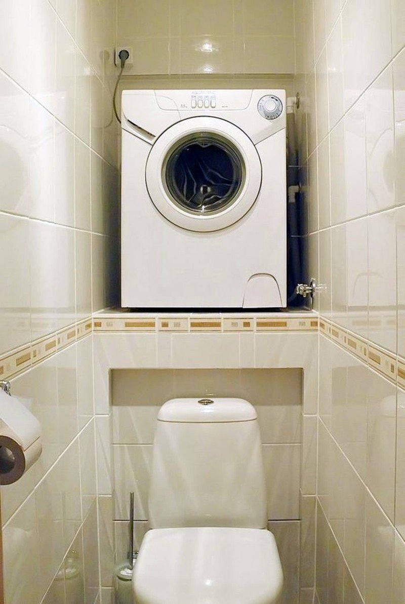 Маленький туалет со стиральной машиной