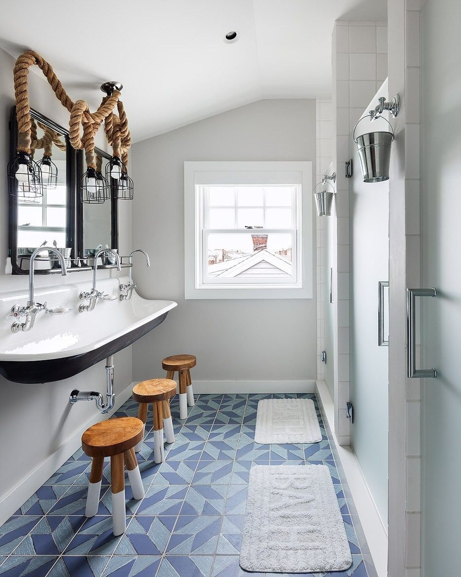 Дизайн ванной комнаты в морском стиле с угловой ванной