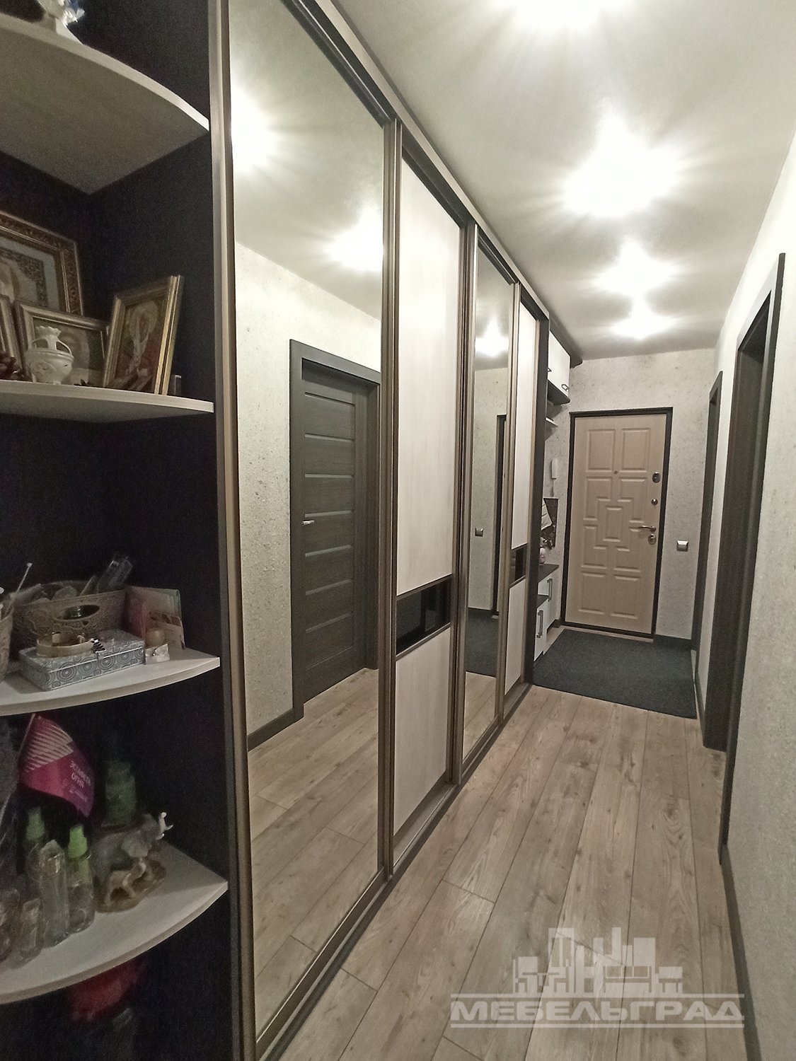 Шкаф в длинный узкий коридор