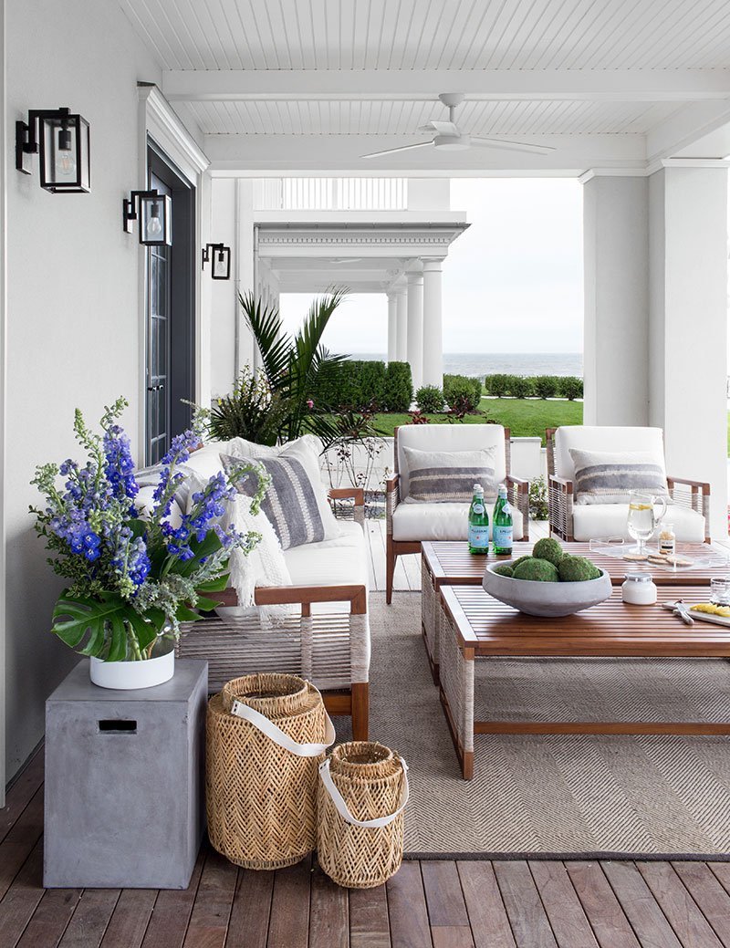 Белая мебель на террасе