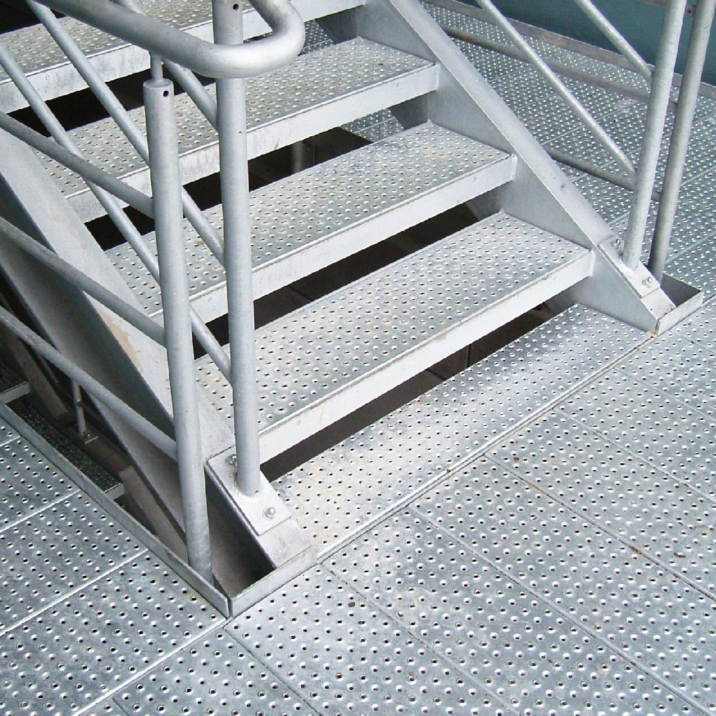 Ремонт металлических лестниц. R60 ступени металлической лестницы огнезащита. Приставная лестница ПВЛ 3 ступени + площадка 600 мм.. Ступени пожарной лестницы просечка. Ступень металлическая из листа ПВЛ (600х240х70 мм).