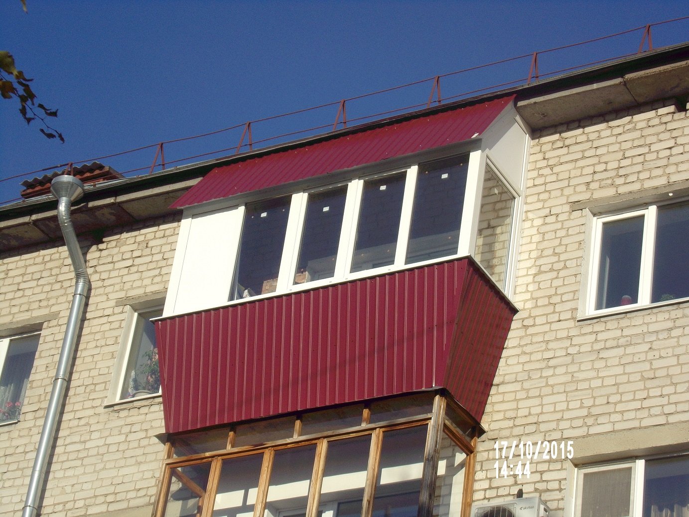Балконы чита. Крыша на балкон. Балкон с профлистом. Балкон из профнастила. Выносной балкон.