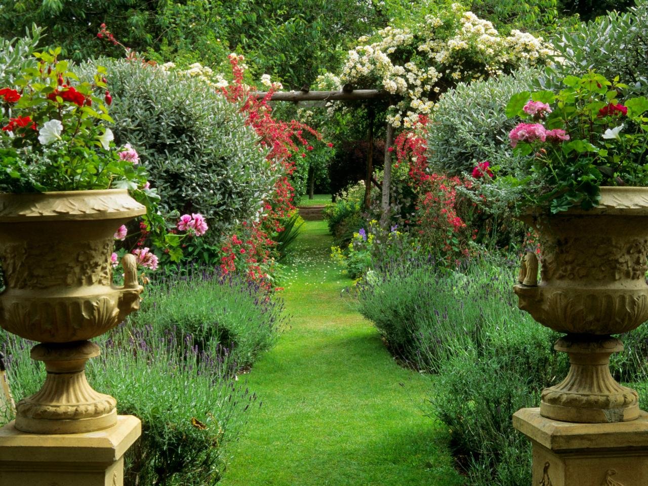 Картинки оформление сада. Ландшафт гуллари. Вазоны для сада. Вазоны с цветами в саду. Вазоны в ландшафте.
