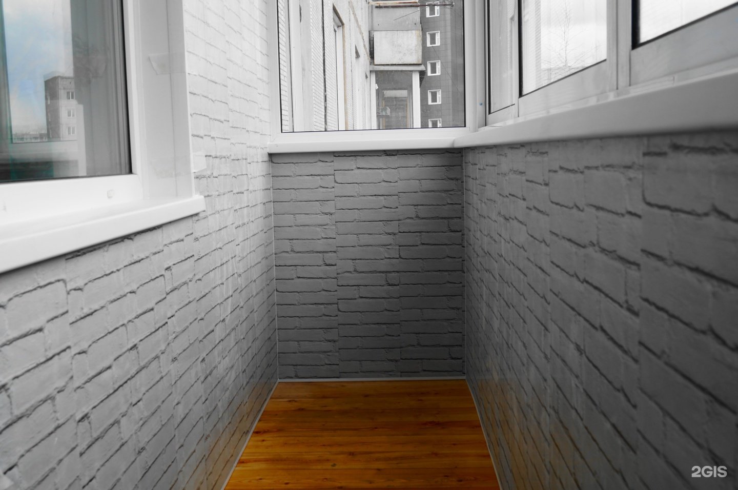Балкон в стиле лофт белый кирпич покрашен фото