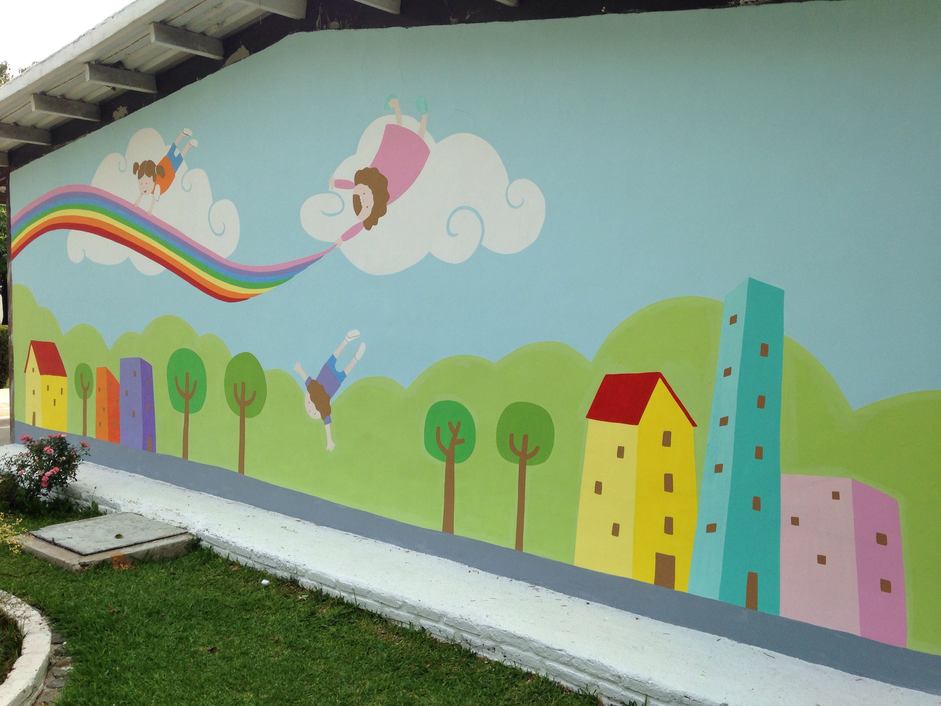 Раскрашивание стен в детском саду