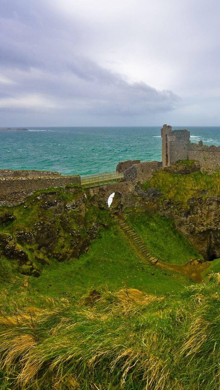 Разрушенный замок в Северной Ирландии