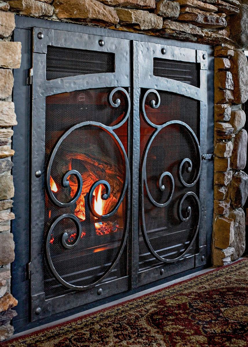 Кованые каминные дверцы