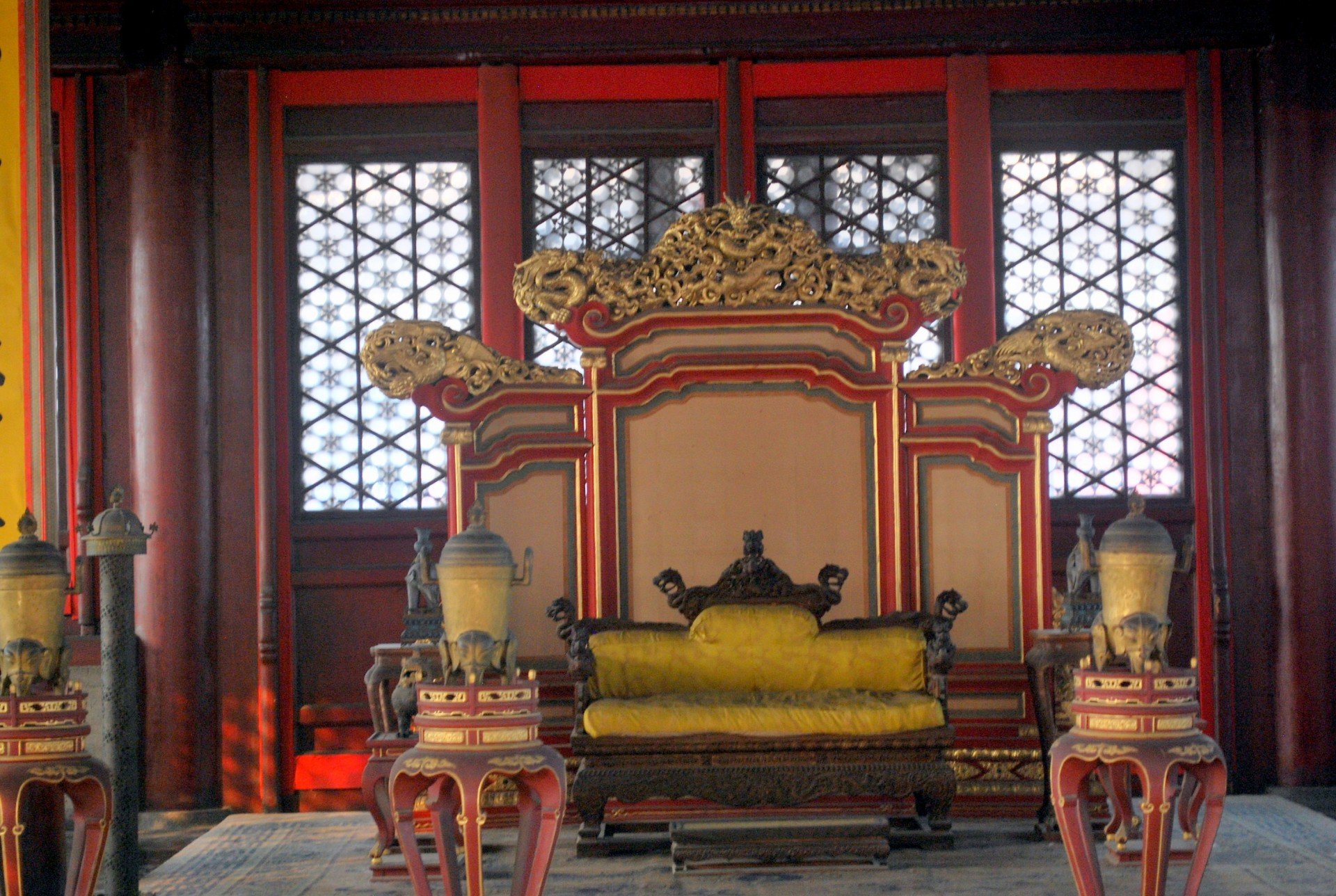 Дворец императора Японии трон