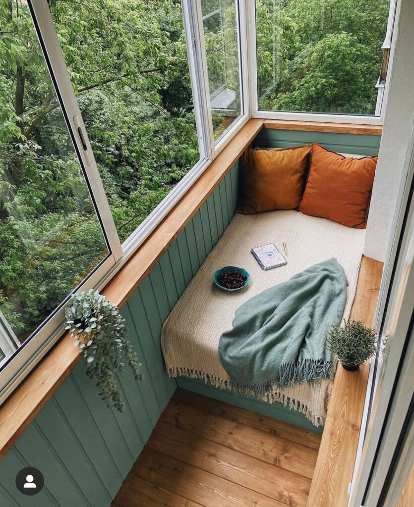 Уютный балкон с креслом